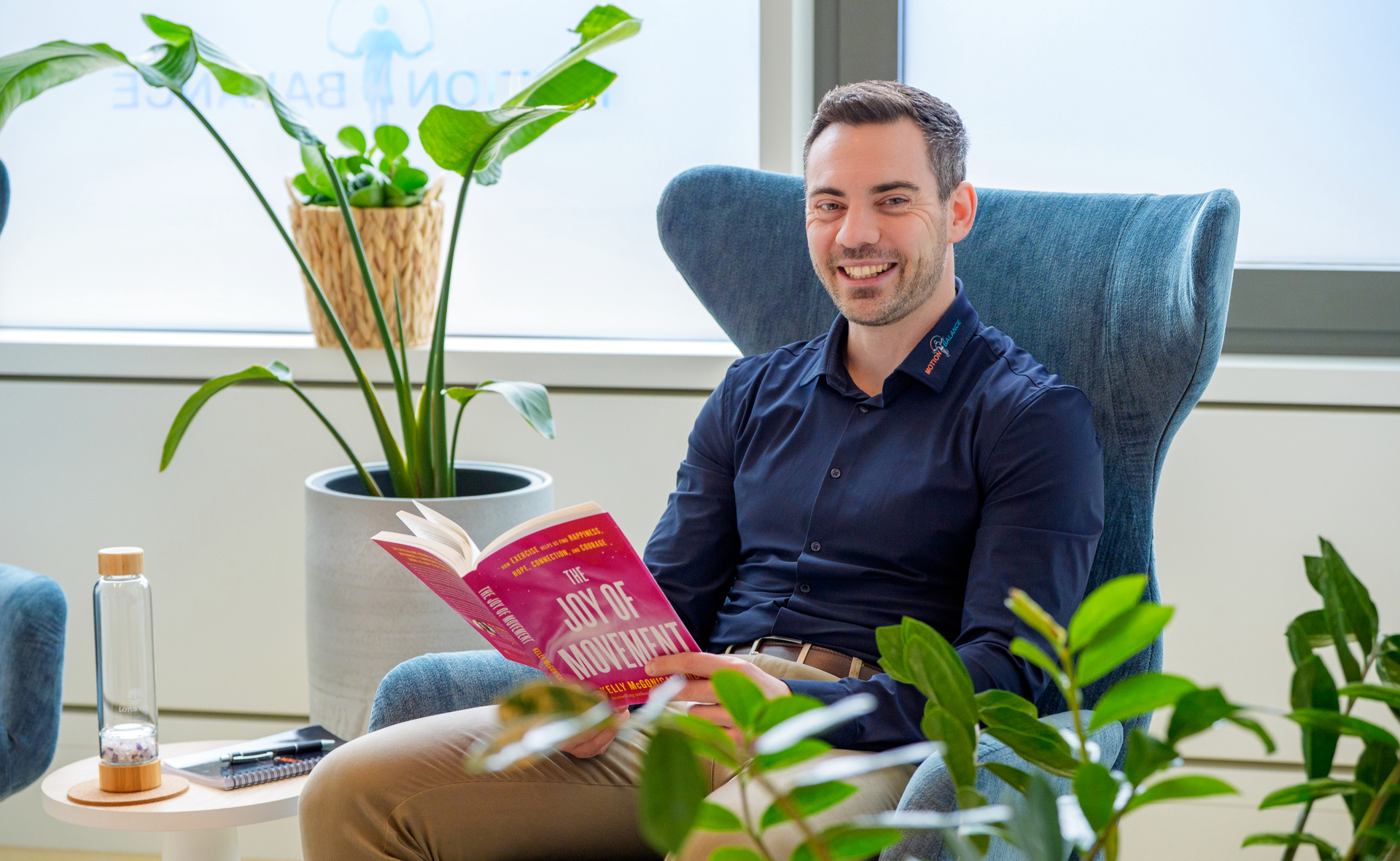 Markus Stilp, Gründer von Motion4Balance und High-Performance Health Coach, im dunklen Business-Setting