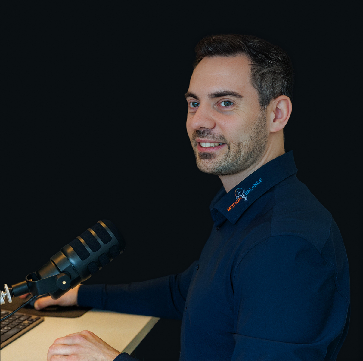 Markus Stilp am Mikrofon im Podcast-Setting, Motion4Balance High-Performance Coach